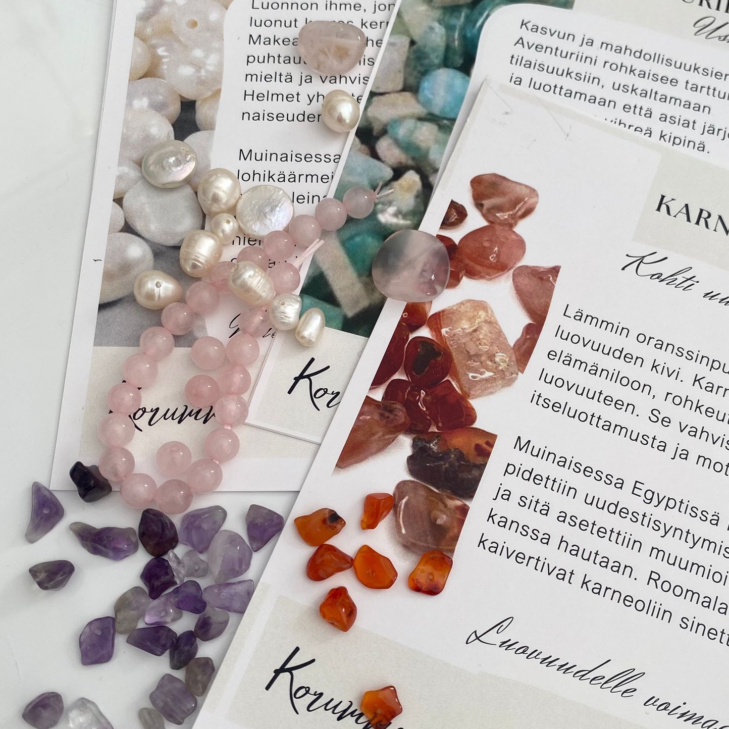 Korukiviä ja niistä kertovia kortteja taustalla.
