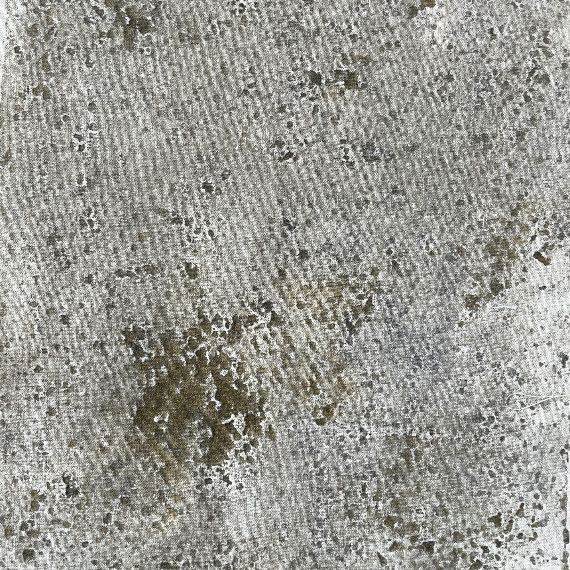 Gellyplatella ja maaväreillä painettua kiven pintaa muistuttavaa kuviota.