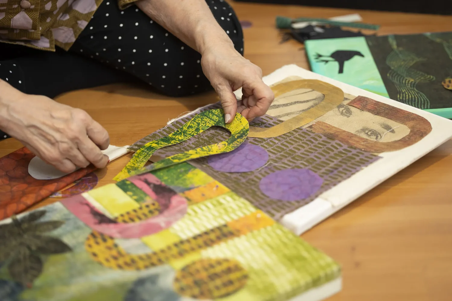 Gellyplatella painettujen tilkkujen sommittelua eristelevylle.