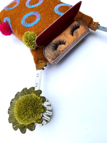 Osakuva näyttelyssä olevasta Pehmodroonistani, jota lennätetään niillä alueilla missä luovuus on dramaattisesti vähentynyt ja siten silmälläpidon alaisena.