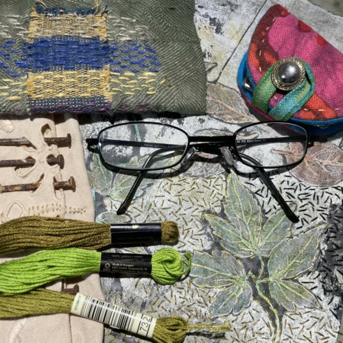 erilaisia kankaita ja pistoja